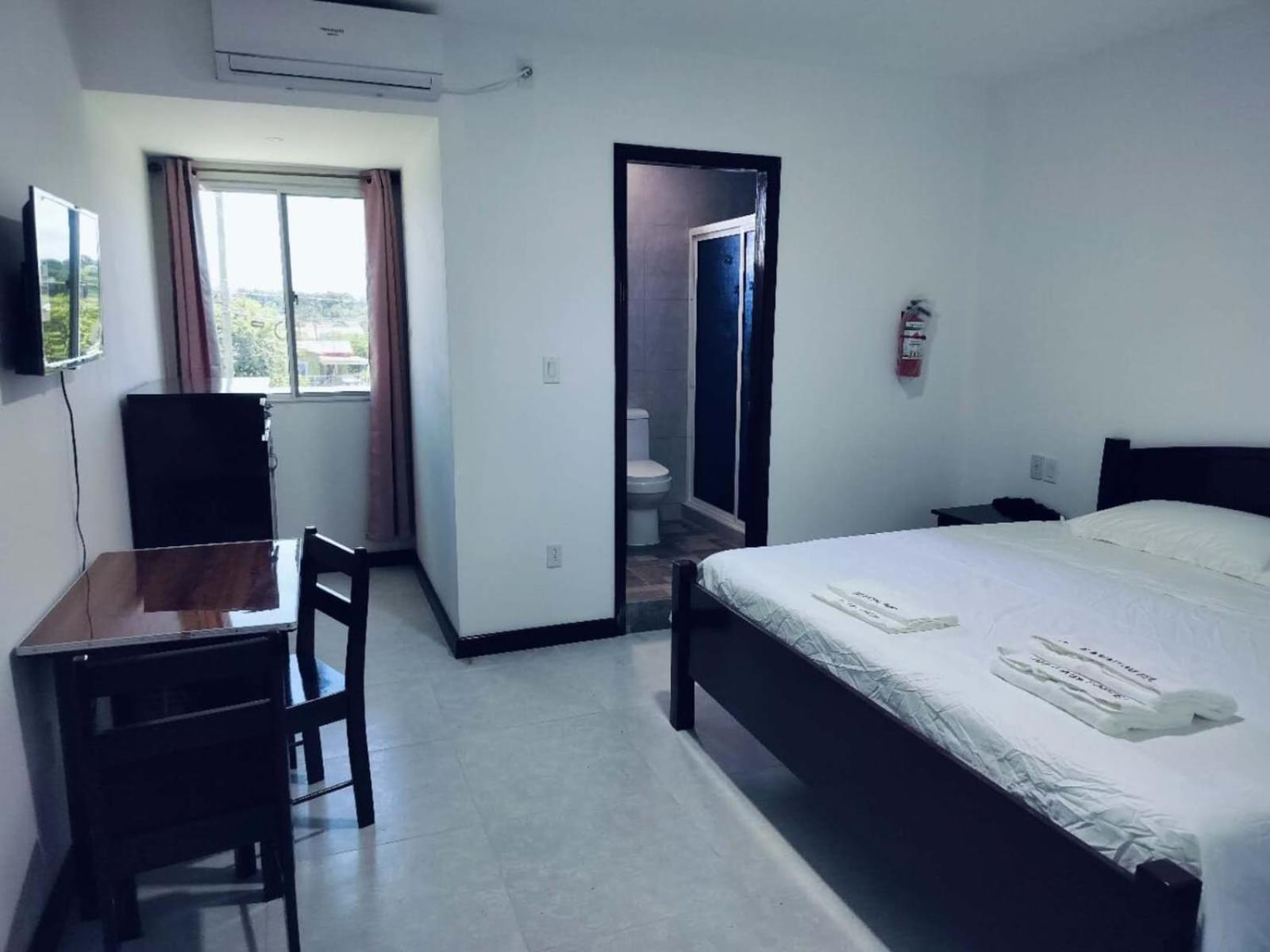 Day And Night Hotel 벨모판 외부 사진